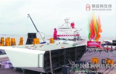 圖為昨日發(fā)運的橋梁鋼結構組件。 本報記者 張海峰 攝