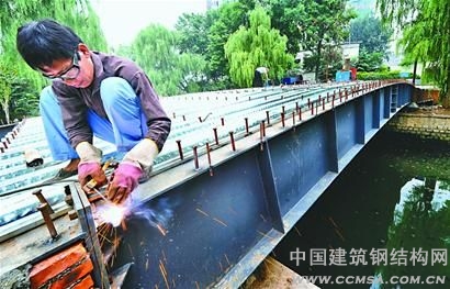 濟(jì)南市濟(jì)濼路小學(xué)門前的東工商河上開(kāi)始架設(shè)全鋼結(jié)構(gòu)跨河橋
