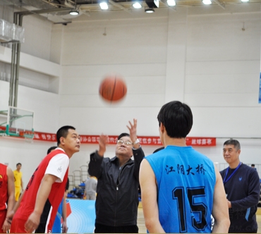 姚兵會(huì)長(zhǎng)與徐濟(jì)成共同開(kāi)球