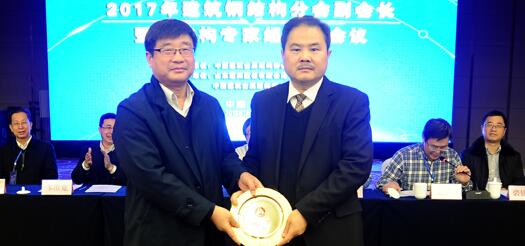 分會副會長劉民向山東冠洲股份有限公司副總經理宋章峰授予“會議紀念牌
